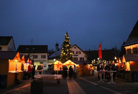 gemütliches Weihnachtsdorf rund um den Christbaum