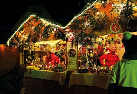 liebevoll geschmückte Verkaufshütten im Weihnachtsdorf